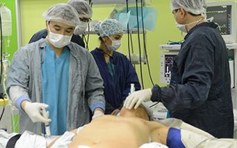 A férfi péniszének növelésére irányuló műtétet végző sebészek