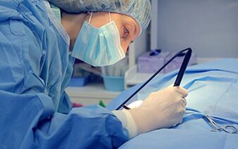 A sebész, aki műtétet végez egy férfi falloszának növelésére