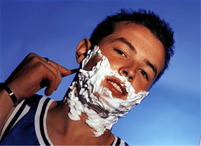 tinédzser borotválkozik, és a pénisz megnagyobbodásán gondolkodik