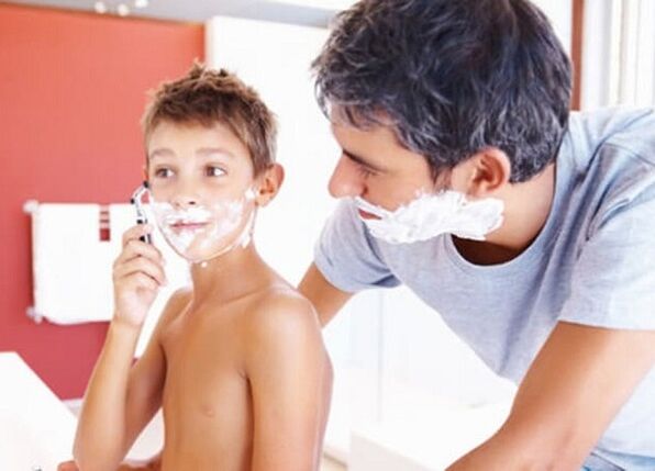 apa megtanítja a gyermeket borotválkozni és megnagyobbítani a péniszét