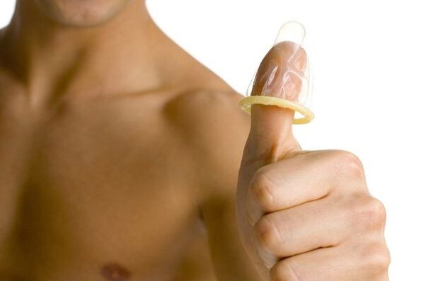 az ujjon lévő óvszer a tinédzser péniszének megnagyobbodását szimbolizálja