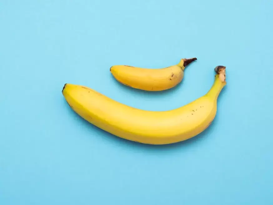 kicsi és megnagyobbodott pénisz pompával a banán példáján